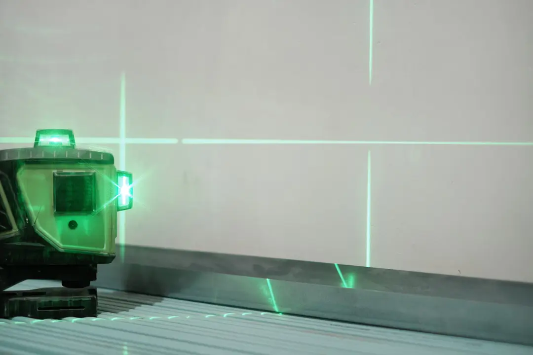 Lasermessgerät bei einer technischen Einmessung im Innenraum